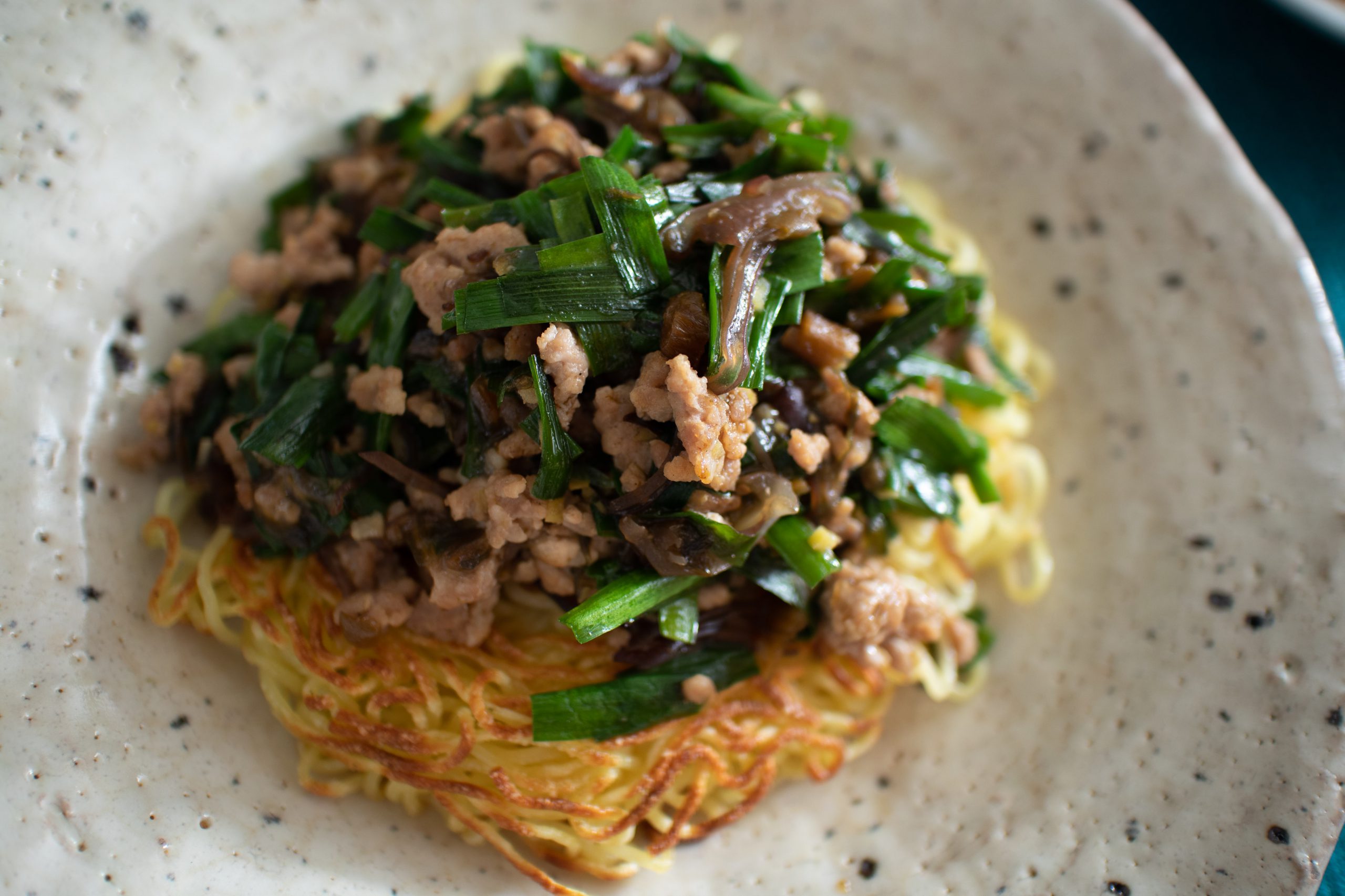 韮と豚ひき肉の麻辣あんかけ焼きそば